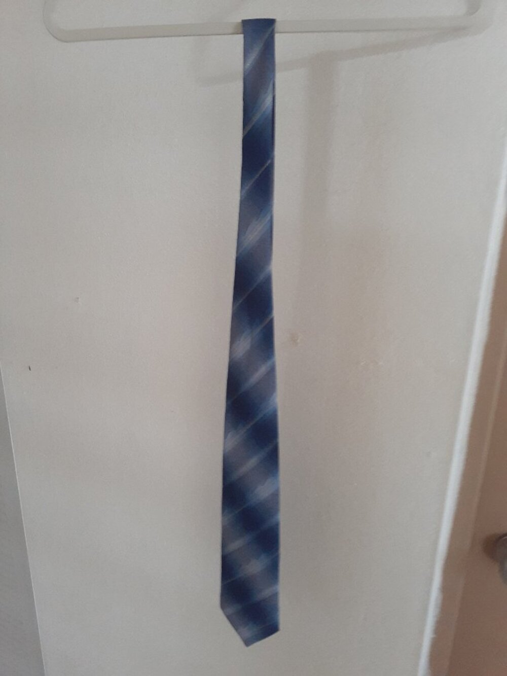 Marquis Men's tie blue line pattern